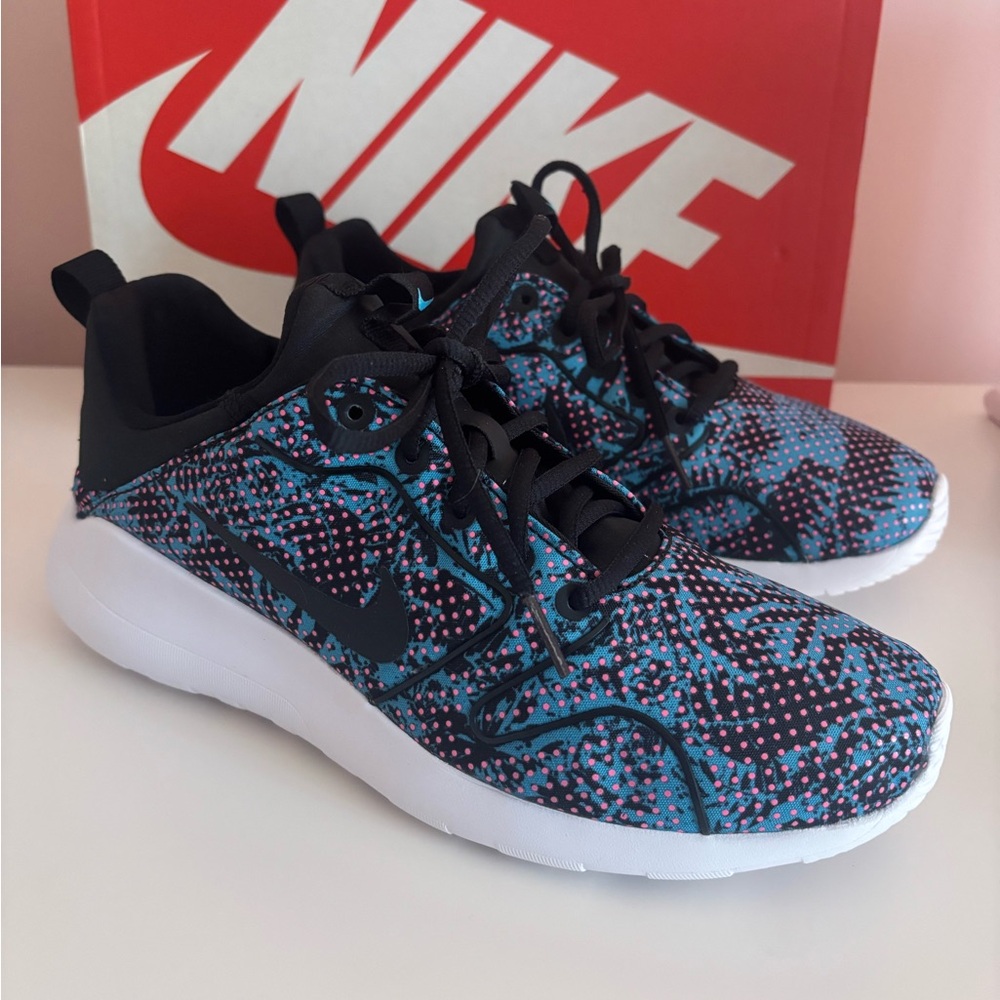 NEW Nike Women’s Kaishi 2.0 Print Sneakers - Size 8 (L) and Size 9 (R) - Picture 1 of 14